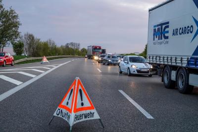 A81 / Pleidelsheim: Mit Farbe beladenes Fahrzeug der Autobahnmeisterei rast auf LKW auf - Farbe auf der Fahrbahn verteilt - Ein Verletzter